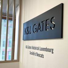 kl gates, logo 3d, plexiglas, 20mm, laser, noir mat, luxembourg
